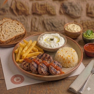 Süzme Yoğurt Köfte Tabağı görseli