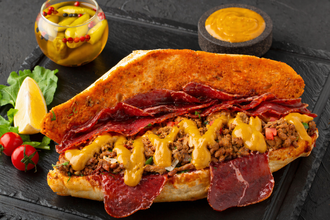 Ekmek Arası Pastırmalı Cheddarlı Etibol Tantuni görseli