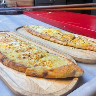 Kaşar Peynirli & Yumurtalı Pide görseli