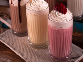 Çilekli Milkshake (12 Oz) görseli