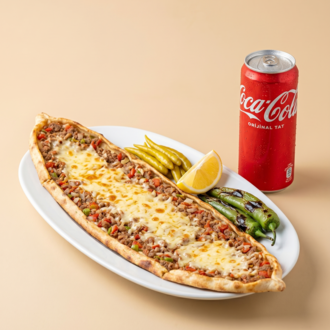 Kuşbaşılı Kaşarlı Mevlana Pide+coca-cola 330Ml görseli