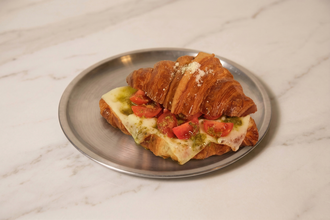 Domatesli Pesto Soslu Kruvasan görseli