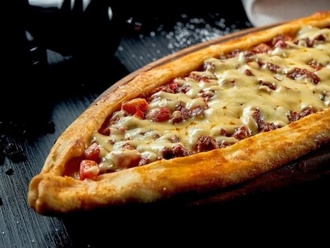 Kavurmalı Kaşarlı Pide görseli