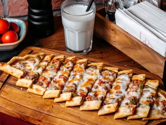 Kuşbaşılı Kaşarlı Pide görseli