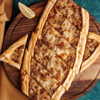 Kuşbaşılı Kaşarlı Lahmacun görseli