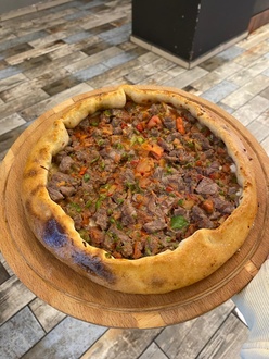 Kuşbaşılı Trabzon Usulü (Yuvarlak) Pide görseli