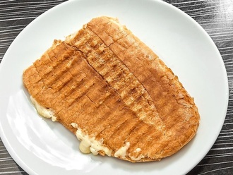 Yarım Ekmek Arası Kaşarlı Tost görseli