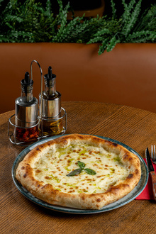 Dört Peynirli Pizza görseli