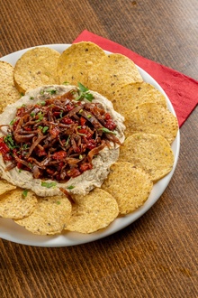 Humuslu-baconlu Nachos görseli