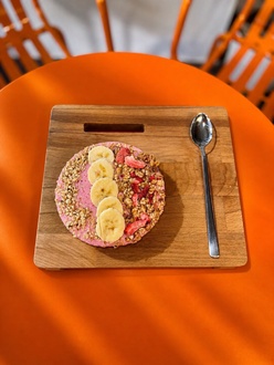 Çilek Ve Muz Granola Bowl görseli
