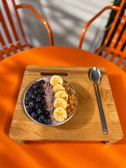 Yaban Mersini Ve Muz Granola Bowl görseli