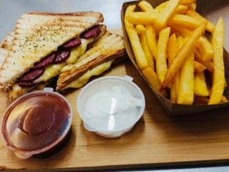 Kaşarlı Sucuklu Tost görseli