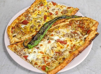 Kuşbaşılı Kaşarlı Pide görseli