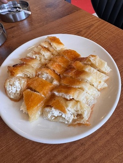 Peynirli Kol Böreği (200 Gr.) + Coca Cola ( 330 Ml.) görseli