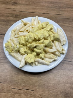Penne Makarna Köri Soslu Tavuk görseli