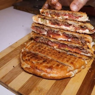 Üç Çeyrek Ekmek Arası Kavurmalı Tost görseli