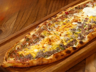 Kıymalı Yumurtalı Pi̇de görseli