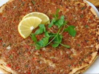 Lezzetli Lahmacun görseli