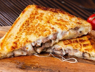Kavurmalı Kaşarlı Tost görseli