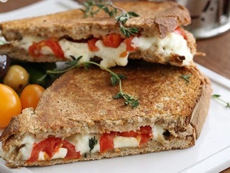 Beyaz Peynirli Tost görseli