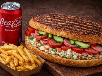 Yumurtalı Ekmeğe Amerikan Salatalı Sandviç (Patates + Kola) görseli
