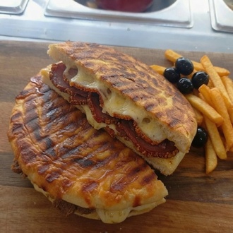 Pastırmalı & Kaşarlı Bazlama + Patates Kızartma görseli