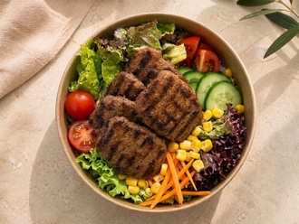 Izgara Köfteli Salata görseli