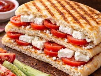 Beyaz Peynirli Domatesli Bazlama Tost görseli