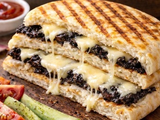 Zeytin Ezmeli Kaşarlı Bazlama Tost görseli