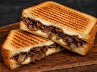 Jumbo Tost Ekmeğine Et Dönerli Kaşarlı Tost görseli