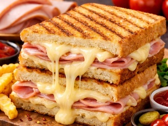 Jumbo Tost Ekmeğine Hindi Fümeli Kaşarlı Tost görseli