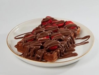 Sütlü Çikolatalı Çilekli Waffle görseli