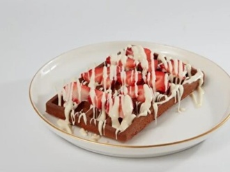 Beyaz Çikolatalı Çilekli Waffle görseli