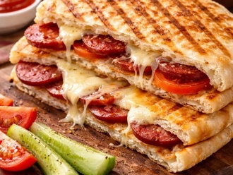 Bazlama Ekmeğine Sucuklu Kaşarlı Tost görseli