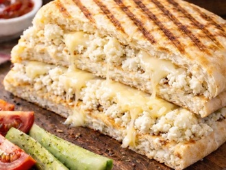 Bazlama Ekmeğine Tulum Peynirli Tost görseli