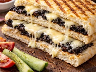 Bazlama Ekmeğine Zeytin Ezmeli Kaşarlı Tost görseli