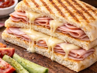 Bazlama Ekmeğine Hindi Fümeli Kaşarlı Tost görseli