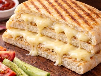 Bazlama Ekmeğine Bol Kaşarlı Tost görseli