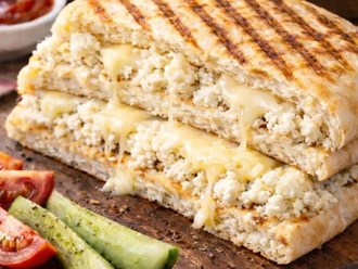 Bazlama Ekmeğine Üç Peynirli Tost görseli
