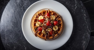 Çikolatalı Muzlu Çilekli Waffle görseli