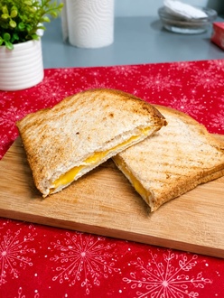 Üç Peynirli Tost görseli
