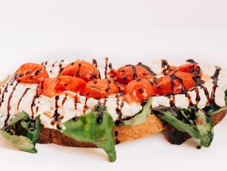 Confit Domates & Stracciatella Tartine görseli