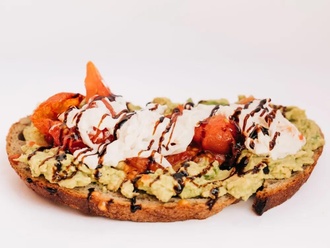Smashed Avokado Tartine görseli