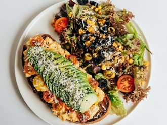 Çırpılmış Yumurta Avokado Tartine görseli