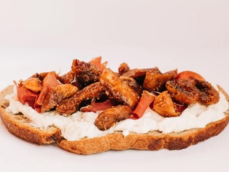 Bresaola & İncir Tartine görseli