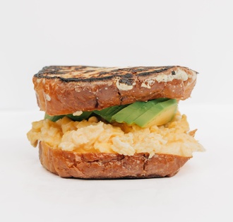Çırpılmış Yumurta & Avokado Muffuletta görseli