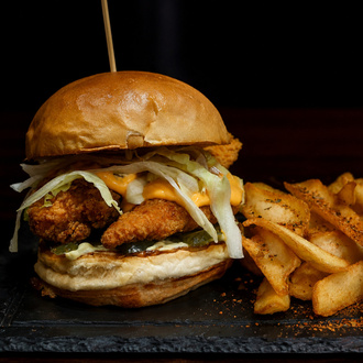 Crispy Chicken Cheese Burger görseli