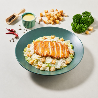 Schnitzel Sezar Soslu Salata görseli