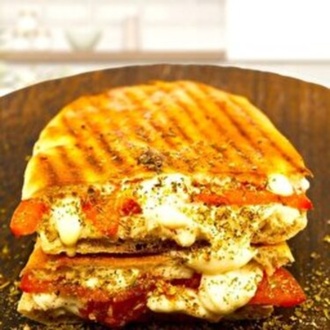 Domates Kekik Kaşarlı Bazlama Tost görseli