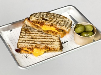 Füme Etli Cheddar Peynirli Tost görseli
